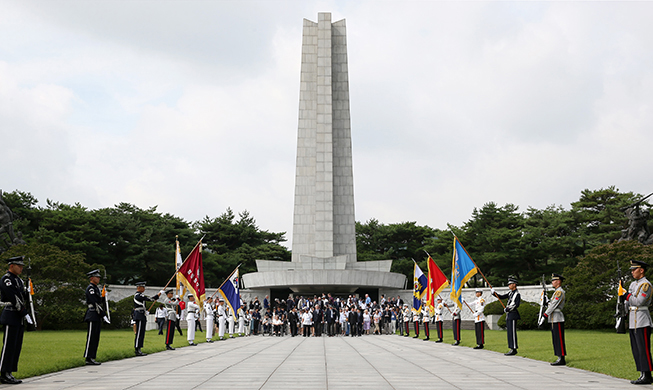 Veterans return to new Korea