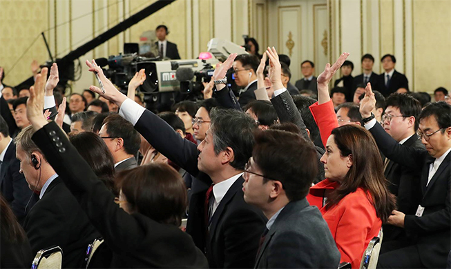 Foreign journalists applaud President Moon for hosting news conference