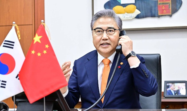 FM Park Jin talks to new Chinese counterpart Qin Gang