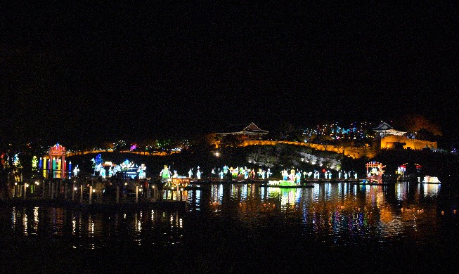 Jinju Namgang Yudeung Festival